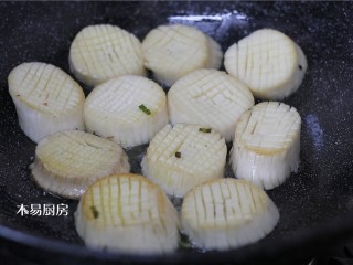 蚝油杏鲍菇,另一面也稍微煸一下，杏鲍菇表面经过煸炸后微微有些皱，很好看。