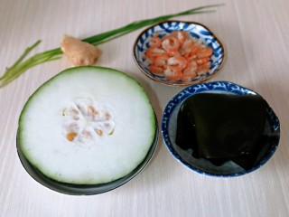 海带冬瓜汤,准备食材，将虾干温水洗两遍，再用清水泡软，我买的是盐渍厚海带，可以根据个人喜欢。