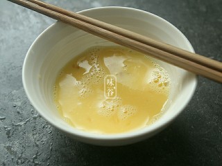 蚝油一口豆腐,鸡蛋打散 。