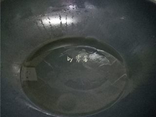 西兰花炒虾仁,炒锅倒入适量植物油烧热；