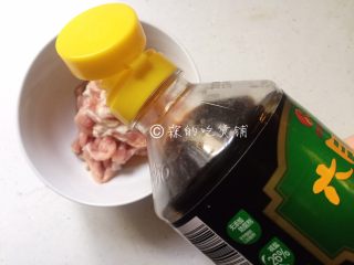 三丝炒面,加料酒、生抽，少许的淀粉，抓匀，腌制一会儿。