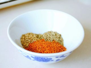 【孜然杏鲍菇】PK烧烤金针菇，完胜~,准备辣椒粉，孜然，和芝麻~辅料全部可多可少，味道全屏你自己的喜好~