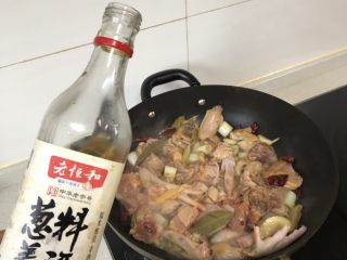 超过瘾的啤酒魔芋炖鸡,沿着锅边倒少许料酒，