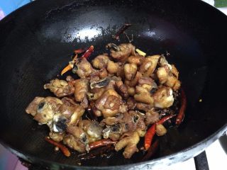 麻辣仔鸡,迅速倒入鸡块