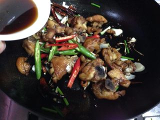 麻辣仔鸡,下入鲜辣椒，烹入碗汁