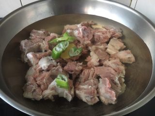 番茄土豆烧牛肉,放入2勺的黄酒和少许的姜片、葱段。