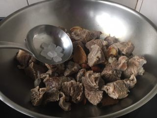 番茄土豆烧牛肉,放入冰糖。