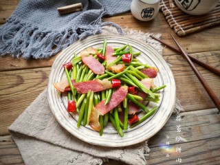 蒜苔炒腊肉,成品。不易入味的蒜苔正好与咸香的腊肉互补，两者同时入口，肥而不腻，清脆可口，咸淡味刚刚好。