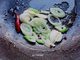 彩椒鸡胸肉,热锅凉油，下入葱花、干辣椒、花椒爆香