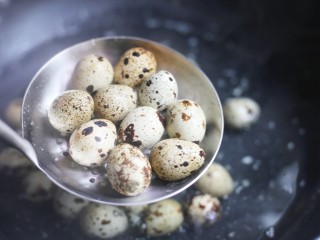 年夜饭必备之腰缠万贯,捞出泡凉水。