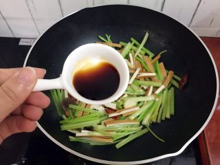 芹菜炒香干,加入生抽