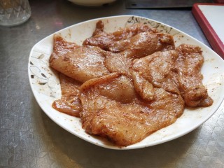 烤箱香酥大鸡排,加入适量口味的奥尔良腌料继续抓匀腌制2个小时