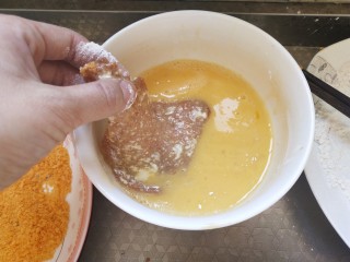 烤箱香酥大鸡排,再蘸鸡蛋液