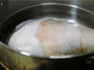 冰糖肘子,冷水下锅，煮5分钟。