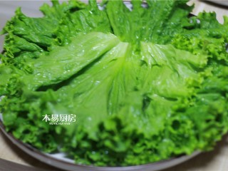 冰糖肘子,取一个盘子，上面铺上生菜。