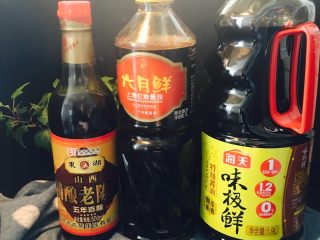 糖醋小排,用到的醋，老抽，生抽。这是我家用的品牌。