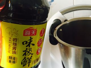 糖醋小排,倒入生抽