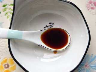 番茄金针菇,调酱汁:一勺生抽