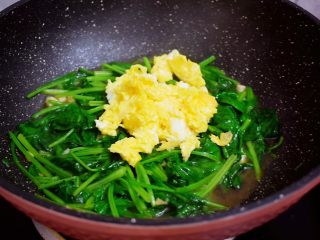 鸡蛋炒菠菜,加入鸡蛋