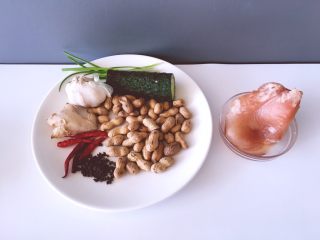 下饭菜 宫爆鸡丁,将鸡胸肉花生黄瓜大蒜生姜红尖椒花椒葱准备好