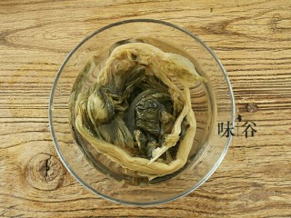 梅菜扣肉,梅菜干洗干净后用水浸泡一会，不要泡太久以免把菜干的香味泡没了 。