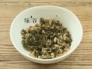 梅菜扣肉,泡好后剁碎备用；