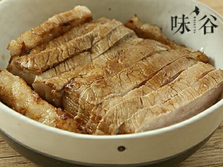 梅菜扣肉,肉皮朝下码好在碗里。