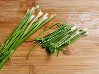 豆皮金针菇卷,香菜摘去叶子，一半切成跟金针菇一样长短的段，另一半用热水焯一下，用来绑豆皮用。