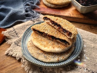 梅干菜肉烧饼,切开，成品。