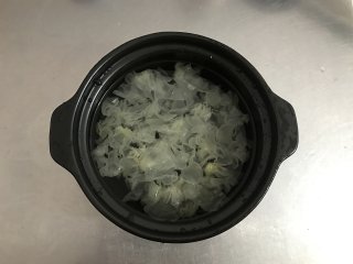 银耳苹果红枣羹,砂锅中加入足量清水，把银耳放进去。