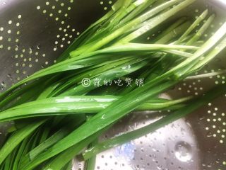 韭菜鸡蛋饼,韭菜洗净。