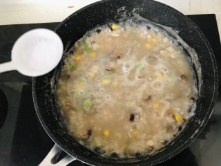 香菇滑鸡粥,根据个人口味加盐调味；