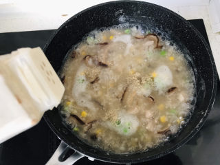 香菇滑鸡粥,出锅前撒少许白胡椒粉；