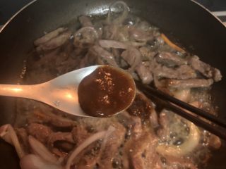 黑椒牛柳炒意大利面,加入黑椒酱，所有配料翻炒入味