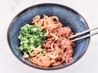 小白菜磷虾大馅馄饨,这个时候加入搅碎的小白菜和磷虾。