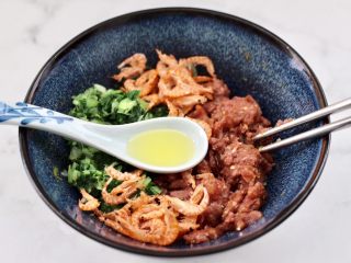 小白菜磷虾大馅馄饨,加入花生油。