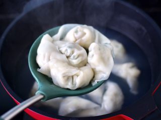 小白菜磷虾大馅馄饨,大火煮至所有的馄饨，都漂浮在水面上即可捞出沥干水分。