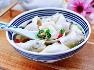 小白菜磷虾大馅馄饨,碗里加入少许生抽和芝麻油，撒上点香菜段和枸杞，把煮好的馄饨放入碗中就可以享用了。