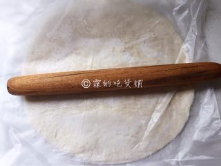 飞饼版  快手香蕉派,飞饼，用擀面杖稍稍擀薄一点点。