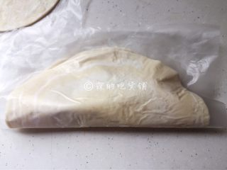 飞饼版  快手香蕉派,饼皮对折。