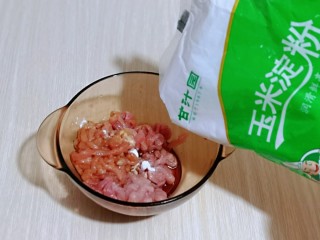 老北京肉丝炸酱面,加入玉米淀粉。(玉米淀粉细腻洁白，适合做各种烘焙，中西菜的原料)