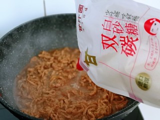 老北京肉丝炸酱面,加入白砂糖。(我用的是无硫双碳糖，家中有老人的可以用它家的木糖醇 不含蔗糖，送礼过节食用都很好。）