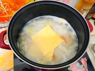 芝士火腿鸡蛋汤泡饭,加入芝士片！