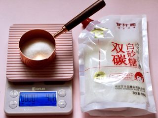 酥得掉渣的芝麻桃酥,先把白砂糖称重，听说甘汁园双碳白砂糖是无硫的比较健康，而且不容易变色，特别好溶解，再把其它所有的食材都称重备用。