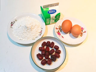 酸奶鸡蛋饼,准备食材：低筋面粉，土鸡蛋，原味酸奶，金丝小枣