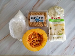 南瓜糯米夹心饼,准备好所有食材，南瓜、饼干、糯米粉、面粉，白芝麻