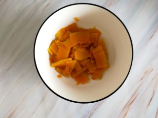 南瓜糯米夹心饼,用筷子戳一戳透了就可以了，起锅装大碗里