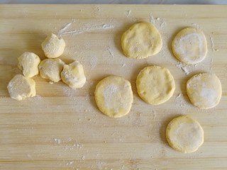 南瓜糯米夹心饼,再一个个压扁做夹心
