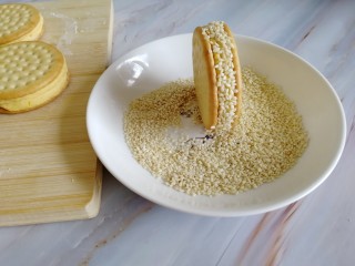 南瓜糯米夹心饼,面团边抹平沾水裹上白芝麻