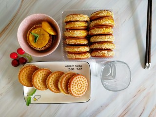 南瓜糯米夹心饼,全部竣工后的全家福，小碗里是给隔壁邻居的，塑料盒里是带公司给同事尝的，盘子里是我的，完美~